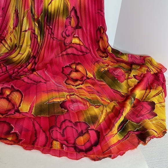 Multi-Color Printed Pleated Free-Flowing Dress - Picture 11 of 15